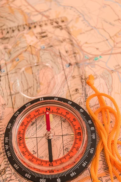 Компас Показує Напрямок Топографічній Карті Мала Глибина Різкості Фокус Північ — стокове фото