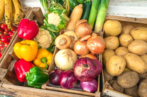 Pazarda taze sebzeler.