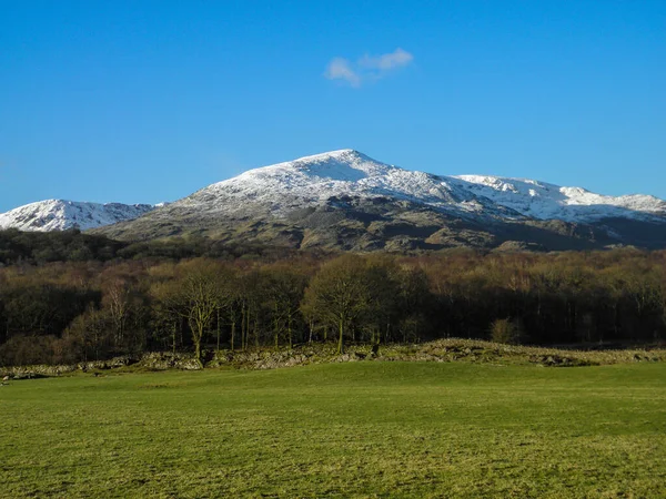 Dağları ve mavi gökyüzü olan güzel bir manzara.