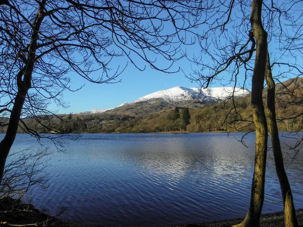 Göl ve dağlarla dolu güzel bir manzara.