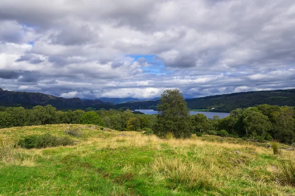 Dramatik gökyüzü, dağlar ve göl, dramatik gökyüzü