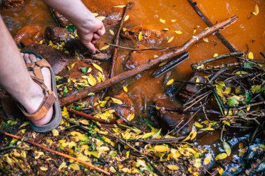 Nizna Slana, Slovakya - 25 Mayıs 2022: Slovakya 'daki kapalı Nizna Slana madeninden akan maden drenajı ve Slana-Sajo nehrinin kirlenmesi