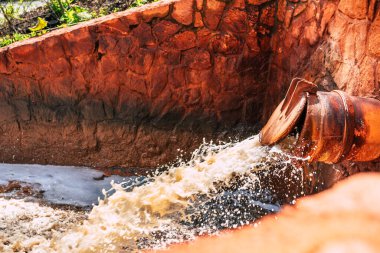 Nizna Slana, Slovakya - 25 Mayıs 2022: Slovakya 'daki kapalı Nizna Slana madeninden akan maden drenajı ve Slana-Sajo nehrinin kirlenmesi