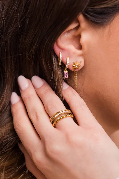Oorbellen Ring Een Mooi Meisje Close Gouden Sieraden Met Stenen — Stockfoto