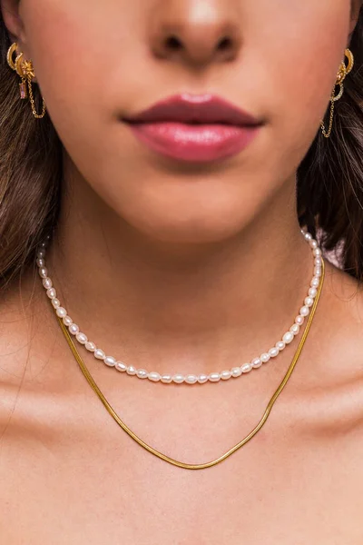 Primer Plano Una Hermosa Joven Con Collar Perlas Una Cadena —  Fotos de Stock