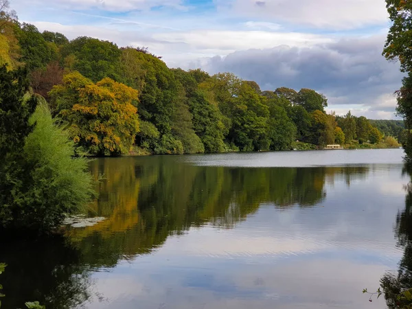 Bela Paisagem Outono Folhagem Árvores Uma Lagoa West Yorkshire Fora — Fotografia de Stock
