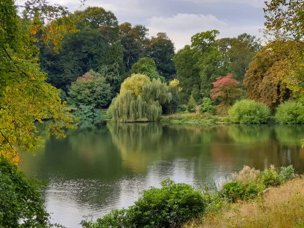 Bela Paisagem Outono Folhagem Árvores Uma Lagoa West Yorkshire Fora — Fotografia de Stock