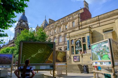 Leeds, İngiltere - 3 Ağustos 2021: Leeds Sanat Galerisi ve Kütüphanesi, İngiltere Hava Kuvvetleri adlı dış fotoğraf sergisine ev sahipliği yapıyor..