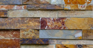 Eski bir evin ön cephesinde dekoratif grunge renkli fayanslar. Arkaplan olarak uygun.