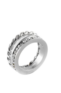 Beyaz arka planda zirkon izole edilmiş kıvılcımlı ikiz gümüş yüzüğe yakın plan. Güzel sevgililer günü hediyesi.