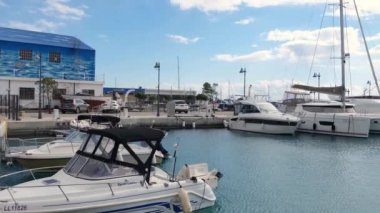 Limasol, Kıbrıs - 24 Ocak 2022: Limasol Marina, kış sabahı. Teknelerin sunulan restoran, kafe, dükkan ve konutlarla rıhtımda demirlediği son derece modern, üst düzey ve yeni geliştirilmiş bir alan oluşturur..