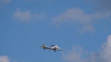 Kıbrıs 'taki Larnaca Uluslararası Havalimanı' na inen tek motorlu özel pervaneli uçak, kış öğleden sonra arka planda kabarık bulutlarla birlikte.