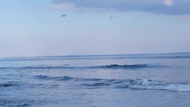 Avion Ligne Commercial Survolant Mer Agitée Plage Mckenzie Quelques Instants — Video