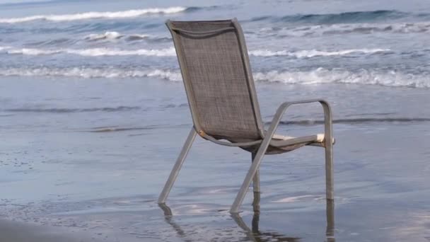 荒波によって無人ビーチに到達されている無人島の椅子 ラルナカのマッケンジービーチで冬のシーンビーチのコンセプト — ストック動画