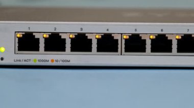 Mavi yüzeyde 12 Port Web Yönetimli Çoklu Gigabit LAN Anahtarı