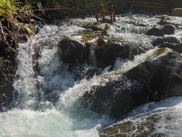 Corriente Agua Pura Sobre Terreno Rocoso Montaña Bosque Kakopetria Troodos — Foto de Stock