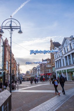 Leeds, Birleşik Krallık - 14 Aralık 2021: İnsanlar Leeds, West Yorkshire, İngiltere 'nin ana yaya alışveriş caddelerinden biri olan Briggate' de yürüyüş ve alışveriş yapıyorlar.