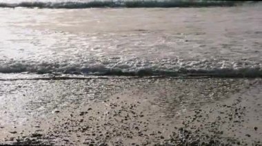 Kıbrıs 'taki Ayia Eirini plajındaki deniz dalgaları ve dağların atmosferik öğleden sonra manzarası