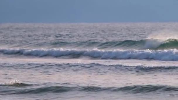 Panorama Atmosphérique Des Vagues Après Midi Sur Plage Ayia Eirini — Video