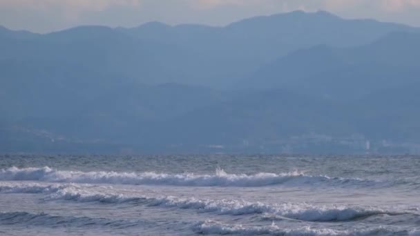 Vue Après Midi Atmosphérique Des Vagues Mer Des Montagnes Arrière — Video