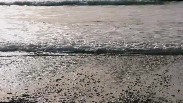 오후에 로스섬 아이시 해변에 과산들의 — 비디오