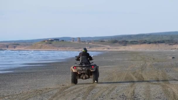 Homem Afasta Veículo Atv Longo Praia Areia Ayia Eirini Chipre — Vídeo de Stock