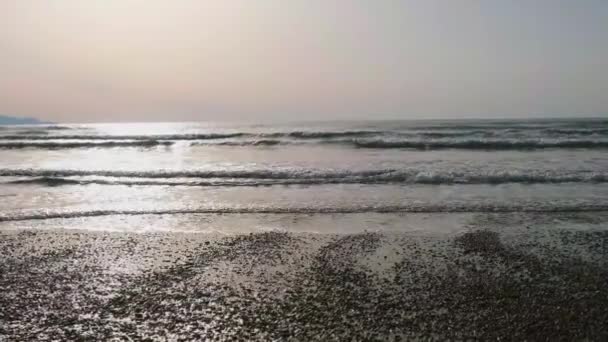 Атмосферный Дневной Вид Морские Волны Ударяющие Пляжу Айя Эйрини Кипре — стоковое видео