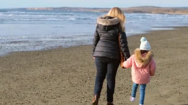 Ayia Eirini Cyprus March 2022 Woman Girl Stroll Playfully Beach — Stock Video