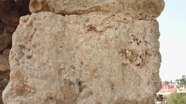 Famagusta, Kıbrıs - 6 Nisan 2022: Othello Kulesi 'nden Ortaçağ Famagusta' ya giriş