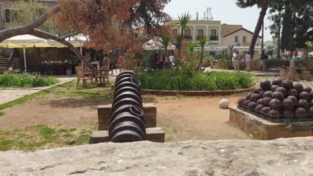 塞浦路斯法马古斯塔 2022年4月6日 塞岛法马古斯塔的大炮和炮弹 — 图库视频影像