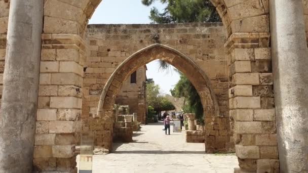 塞浦路斯法马古斯塔 2022年4月6日 威尼斯王宫废墟和塞浦路斯法马古斯塔城墙内的其他旧建筑 — 图库视频影像