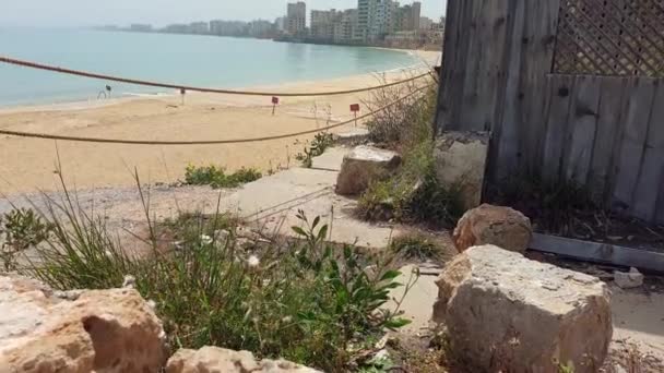 塞浦路斯法马古斯塔的瓦洛沙鬼城海滩旁被遗弃的酒店和其他建筑 — 图库视频影像