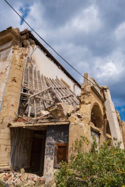 Kıbrıs 'ın Varosha Famagusta kentindeki terk edilmiş binalar ve vahşi bitki örtüsü