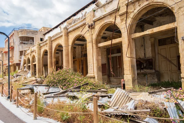 Edifícios Abandonados Vegetação Selvagem Ghost Resort City Varosha Famagusta Chipre — Fotografia de Stock