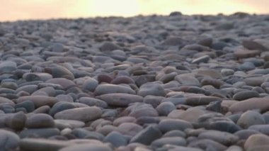Kıbrıs Rum Kesimi 'nin Paphos kentindeki Petra tou Romiou etrafındaki çakıllı plajın güzel günbatımı manzarası. Yunan mitolojisinde Afrodit 'in doğduğu yer olarak kabul edilir..