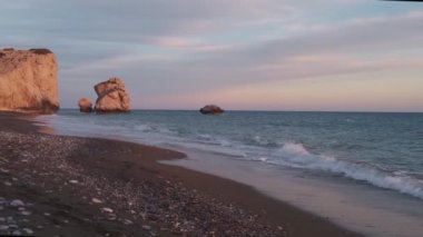 Beach çevresinde Petra tou Romiou, Paphos, Kıbrıs için güzel gün batımı manzarası. Yunan mitolojisinde Afrodit'ın Doğum yeri olarak kabul edilir.