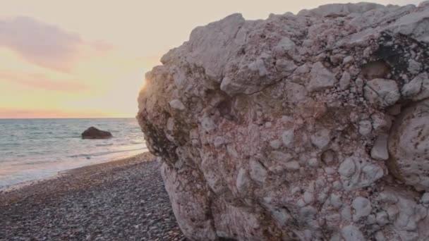 Petra Tou Romiou キプロスのパフォスの周りビーチの美しい夕焼け ギリシャ神話ではアフロディーテの発祥の地にあります — ストック動画