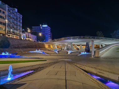 Lefkoşe 'nin merkezinde yer alan Eleftheria Meydanı, çağdaş fütürist mimarisi ve arka planda gece manzarası olan Kıbrıs' ın başkenti.