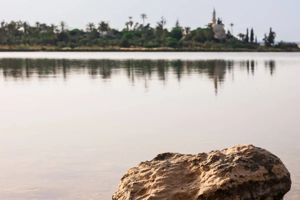 Larnaca Salt Lake Met Een Rots Voorgrond Hala Sultan Tekke — Stockfoto