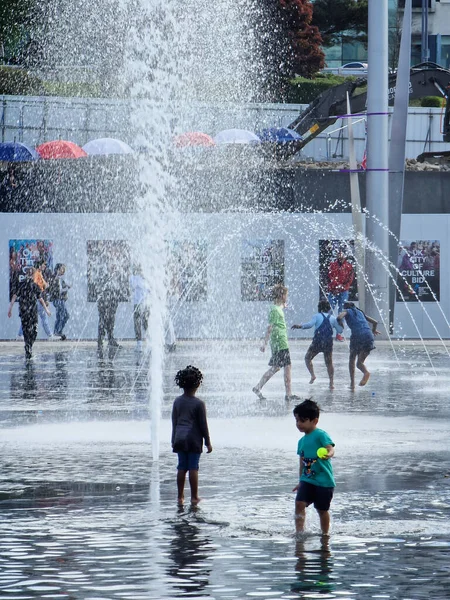 Bradford United Kingdom June 2022 Children Playing City Park Mirror — Stock Photo, Image