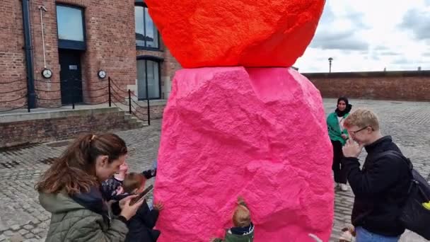 Liverpool Storbritannia Mai 2022 Kids Family Play Med Moderne Skulptur – stockvideo
