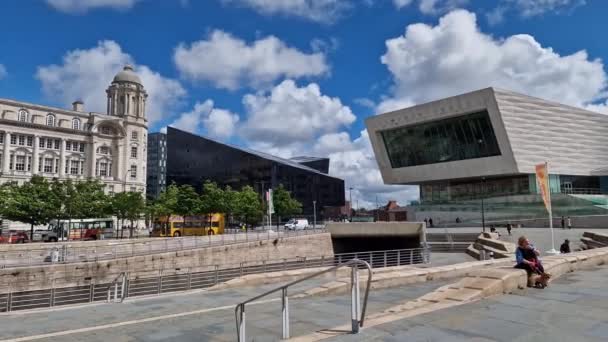 英国利物浦 2022年5月31日 利物浦博物馆 Liverpool Museum 和三个Grace大楼 人们在利物浦海滨漫步 — 图库视频影像