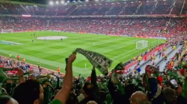 Old Trafford, Manchester - 13 Ekim 2022: Manchester United ile oynanan UEFA Avrupa Ligi maçından dakikalar önce Old Trafford 'da fantastik Omonia Nicosia taraftarları