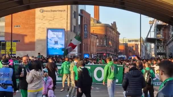 Manchester Regno Unito Ottobre 2022 Tifosi Dell Omonia Nicosia Marciano — Video Stock