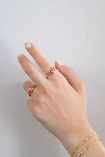 Gyönyörű Női Kéz Csukló Gyűrűkkel Karkötőkkel Fehér Háttérrel Romantikus Kompozíció — Stock Fotó