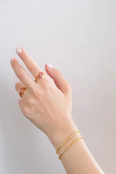 Mooie Vrouw Hand Pols Met Ringen Armbanden Tegen Een Witte — Stockfoto