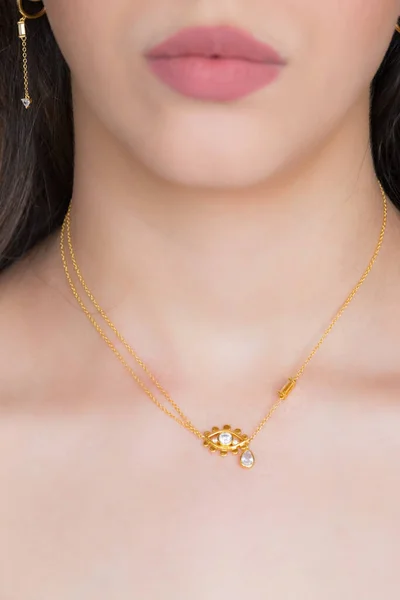 Een Mooie Jonge Vrouw Met Een Gouden Ketting Gouden Oorbellen — Stockfoto