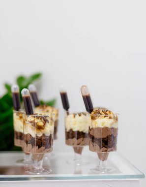 Kekler ve tatlılar ile tablo