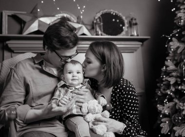 Genç anne ve babanın siyah beyaz fotoğrafı.