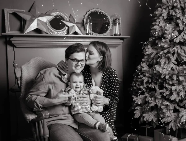 Genç anne ve babanın siyah beyaz fotoğrafı.